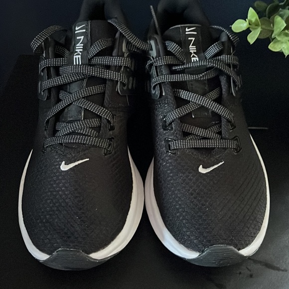 Nike - Picture 3 of 7